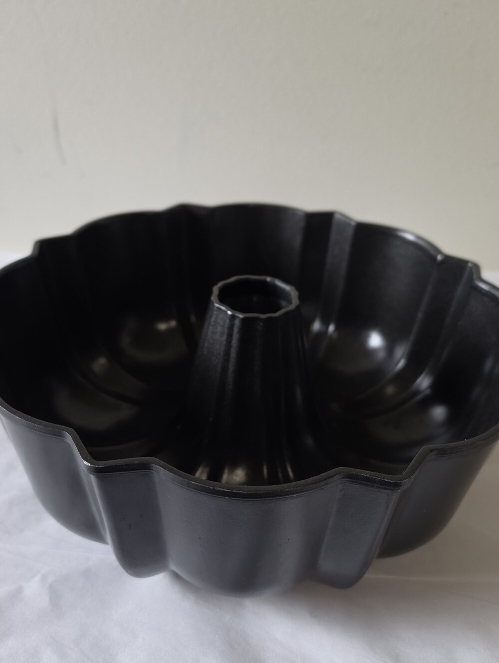 Nordic Ware Classic Bundt Pan Black Cast Aluminum Nonstick 12 cup Made In USA